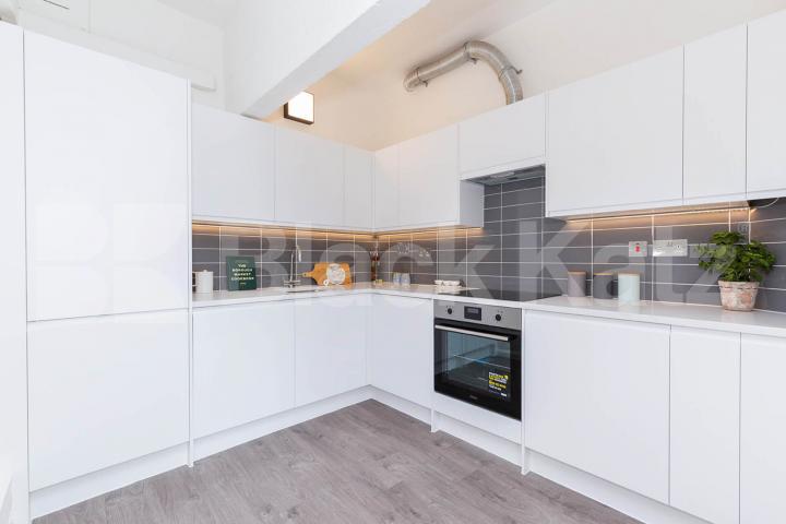 A large and spacious studio within a warehouse convertion Ability View / Kingsland Road, Haggerston